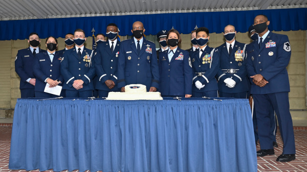 在美国弗吉尼亚州阿灵顿五角大楼举行的美国空军74岁生日庆典上，空军将领与仪仗队合影。