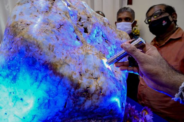 2021年12月12日，斯里蘭卡的一個名為荷納拉（Horana）小鎮，展出被稱為「亞洲皇后」的藍寶石原石。