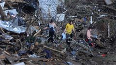 龍捲風致死升至88人肯塔基查工傷死亡(圖)