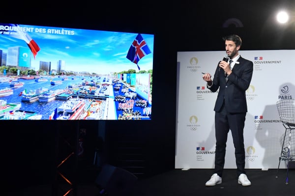2021年12月13日，2024年巴黎奧運會組委會主席托尼．埃斯坦蓋在巴黎舉行的新聞發布會上發表講話，介紹了將在塞納河舉行的巴黎奧運會開幕式。