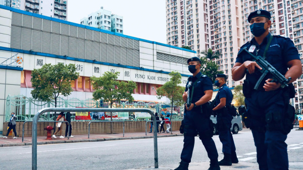 17日，警方派出警員手持長槍，帶同警犬到票站外巡邏。（圖片來源：香港警察）