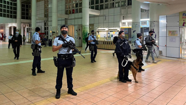 17日，警方派出警员手持长枪，带同警犬到票站外巡逻。（图片来源：香港警察）