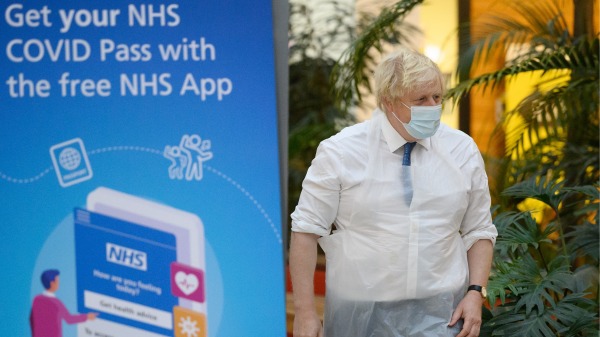 12月16日，英国首相鲍里斯・约翰逊访问NHS COVID-19疫苗接种中心。