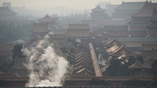 六中全会后中共内斗更激烈。图为2015年12月紫禁城外污染严重的北京城。(图片来源：Greg Baker/AFP via Getty Images)