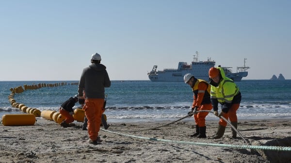  2016年3月1日，Orange Marine的员工在La Seyne-sur-Mer的电缆船“Teliri”前安装连接新加坡和法国的超高速海底电缆“SEA-ME-WE 5”，像网球一样厚，有四根光纤，长20.000公里，该电缆连接17个不同的国家，在2016年投入使用。（图片来源：BORIS HORVAT/AFP via Getty Images)