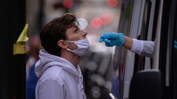 紐約街頭的一個Covid-19病毒檢測點在進行鼻拭子採樣
