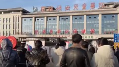 西安疫爆全封孕妇路边待产路人“看的想哭”(视频图)