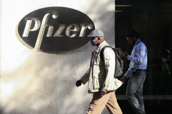 行人從輝瑞製藥公司（Pfizer）紐約總部前走過。（圖片來源：KENA BETANCUR/AFP via Getty Images）