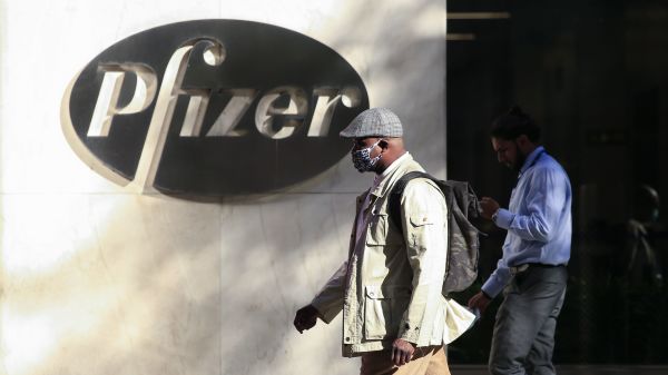 行人从辉瑞制药公司（Pfizer）纽约总部前走过。（图片来源：KENA BETANCUR/AFP via Getty Images）