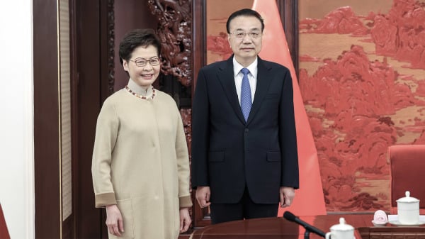 2021年12月22日，林郑上京述职期间接受李克强接见。（图片来源：香港政府新闻处）