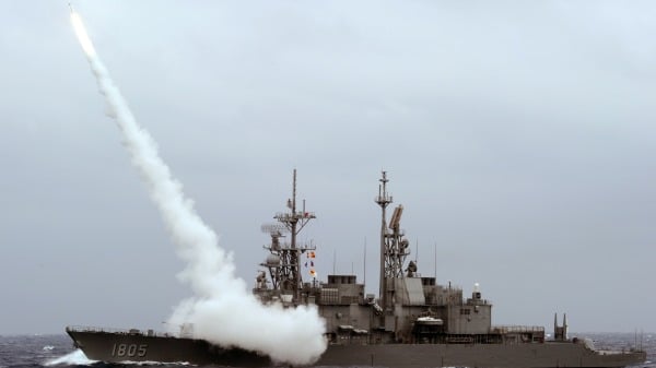 2013 年 9 月 26 日，台湾海军基德级驱逐舰在台湾东海岸附近的海上救生演习中发射 SM-2 地空导弹