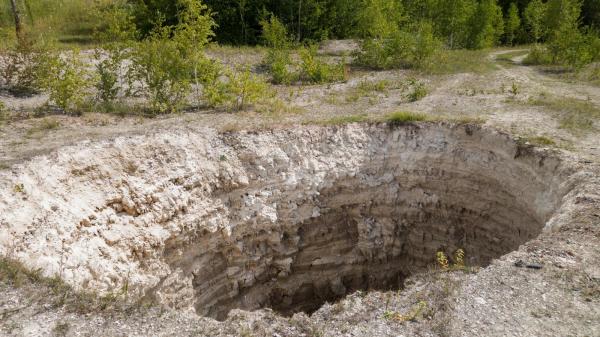 一名參與勘探工作的前蘇聯地質學家說，相信我們已打開了地獄之門。