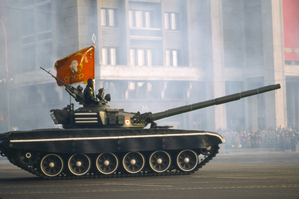 1983年11月7日，蘇軍坦克開進莫斯科紅場，以慶祝十月革命66週年。旗子上的CCCP，是俄文「蘇聯」的字母縮寫。