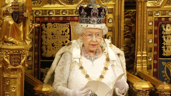 伊莉莎白二世（Elizabeth II）2016 年 5 月 18 日在英國倫敦的威斯敏斯特宮上議院議會開幕期間，伊麗莎白二世女王在寶座上宣讀了女王的演講。