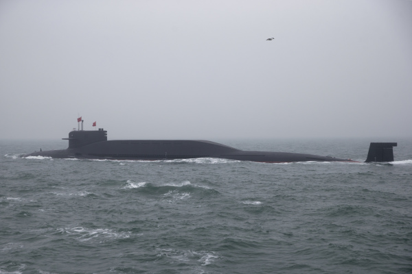 中国海军094型晋级核潜艇长征十五号在山东青岛附近海域参加纪念中国人民解放军海军成立70周年海上阅兵。