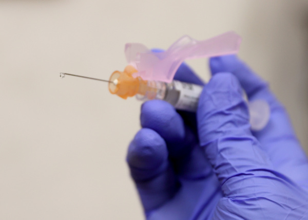 圖為2021年9月10日在美國佛羅里達州邁阿密的CVS藥房提供的流感疫苗接種。（圖片來源：Joe Raedle/Getty Images）