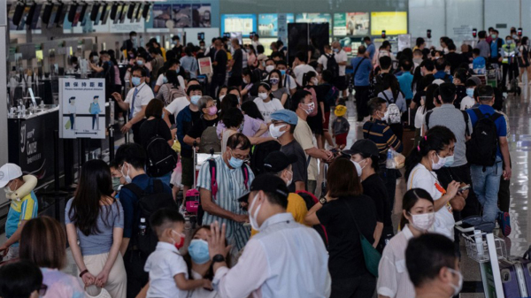 图为香港机场，前往英国的柜台前人满为患。（图片来源：Getty Images）