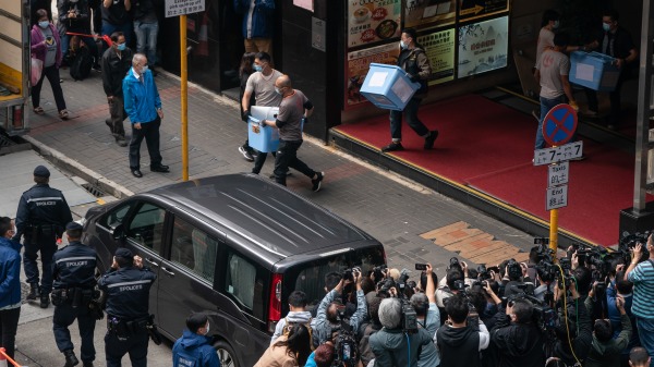 12月29日，香港国安处警员到位于观塘的立场新闻办公室搜查，并捡走数箱物品。（图片来源：Getty Images）