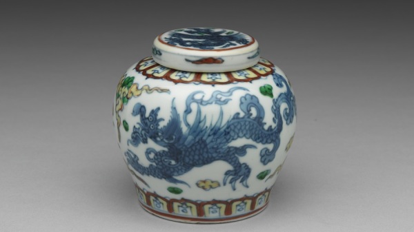 十七世纪的斗彩夔龙纹盖罐