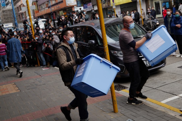 去年12月29日，香港國安處警員到位於觀塘的立場新聞辦公室搜查，並撿走數箱物品。（圖片來源：Getty Images）