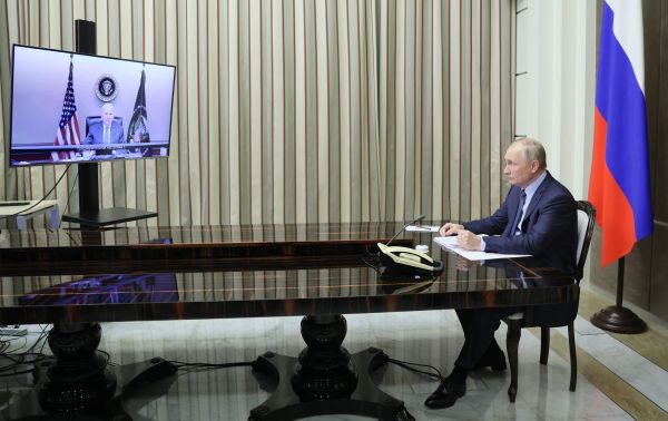 图为2021年12月7日，俄罗斯总统普京在黑海度假胜地索契（Sochi）与美国总统拜登举行视频通话。（图片来源：MIKHAIL METZEL/SPUTNIK/AFP via Getty Images）