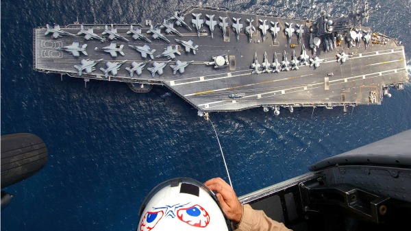 从空中俯视美海军的艾森豪威尔号航空母舰(16:9)