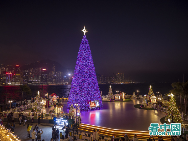 2021年12月31日，香港人在尖沙咀一带倒数迎接新年。（图片来源：庞大卫/看中国）