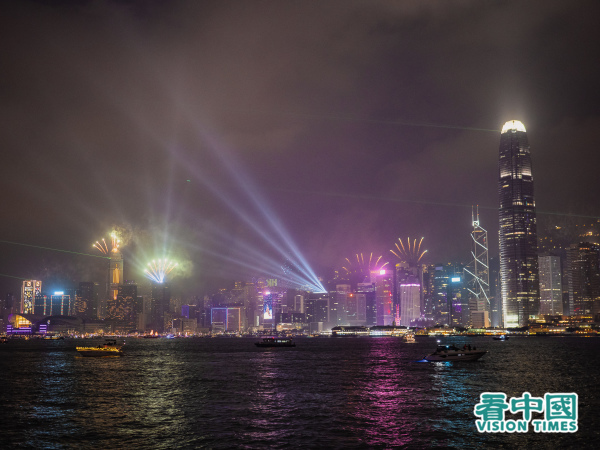 陳茂波表示，旅發局將以維港夜空為背景，每月舉辦煙火和無人機表演。（攝影：龐大衛/看中國）