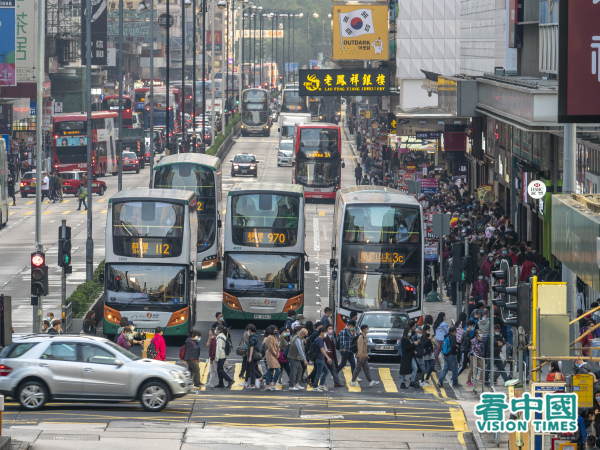 2022年1月1日起，香港巴士等公共交通和电费、快餐厅等都会加价。（图片来源：庞大卫/看中国）