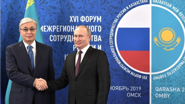 2019年普京在鄂木斯克举行的第16届俄罗斯-哈萨克斯坦地区间合作论坛上与托卡耶夫合影。