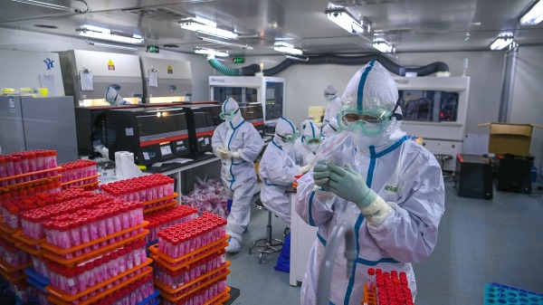 2021年11月23日，天津医护人员在进行COVID-19检测。