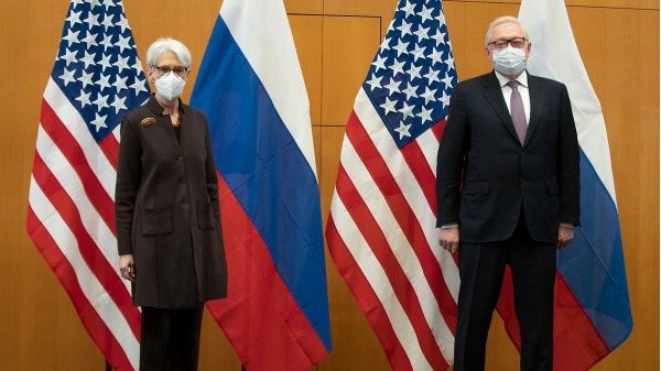 2021年1月10日，美国副国务卿谢尔曼（左）和俄罗斯副外长在日内瓦进行美俄会谈，重点聚焦乌克兰局势。（图片来源：美国国务院）