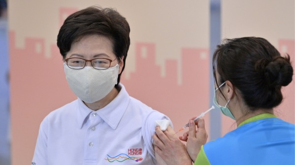 香港特首林鄭月娥示範打中國製科興新冠病毒疫苗。（圖片來源：ANTHONY WALLACE/AFP/Getty Images）