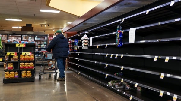 2021年3月12日，科羅拉多州戈爾登的冬季風暴來臨前，購物者走過 King Soopers 雜貨店的一個空麵包區。（圖片來源：Michael Ciaglo/Getty Images）