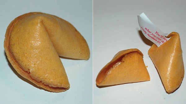 幸運餅乾，又稱為幸福餅乾、幸運籤餅等。右邊為開啟的幸運餅乾。