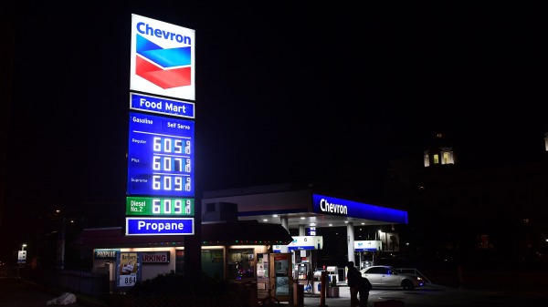  2021年12月10日，美国洛杉矶一家油站的油价飙升至超过每升6美元。 （图片来源：FREDERIC J. BROWN/AFP via Getty Images）