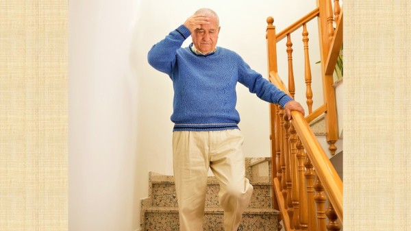 一個頭痛的老人下樓梯