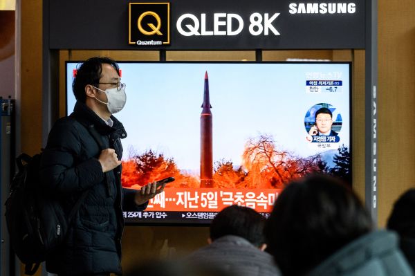 图为2022 年 1 月 11 日，韩国首尔一个火车站的大屏幕电视上播放朝鲜导弹试验的画面，朝鲜声称向海中发射了一枚“高超音速弹道导弹”。（图片来源：ANTHONY WALLACE/AFP via Getty Images）