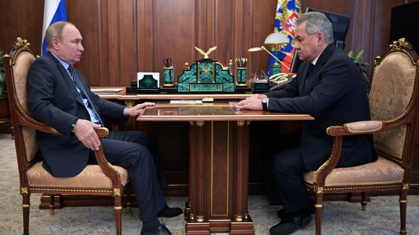 1月13日俄罗斯总统普京和国防部长绍伊古在克里姆林宫会晤，神情忧虑。