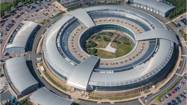 位于英国切尔滕纳姆的GCHQ总部（如图）与军情五处(MI5)和六处(MI6)合称为英国情报机构的“三叉戟”。(图片来源：David Goddard/Getty Images)