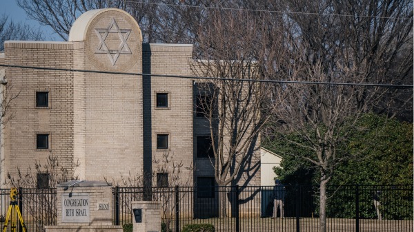2022年1月15日，美国德州科利维尔（Colleyville）一间犹太教堂发生人质劫持事件。（图片来源：Brandon Bell/Getty Images）(