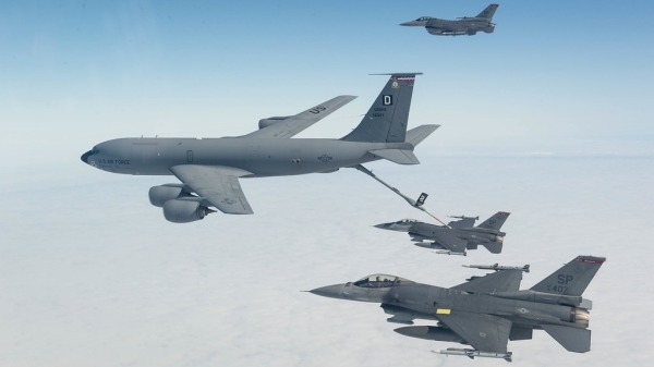 美国空军驻德国的F-16战斗机，2015年9月9日，在英国上空进行训练飞行时，从KC-135空中加油机加油。
