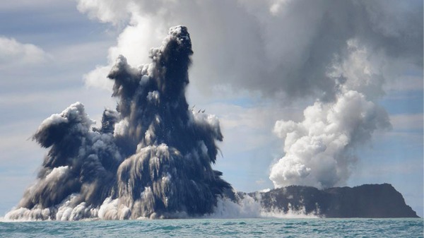 湯加海底火山爆發示意圖