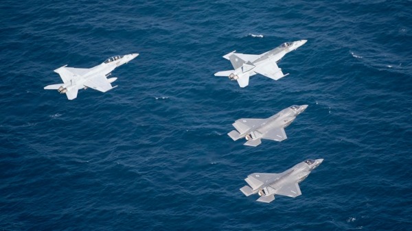 2018年12月14日美軍的兩架 F-35B 閃電 II（右）和兩架超級大黃蜂（左）在阿拉伯海編隊飛行。