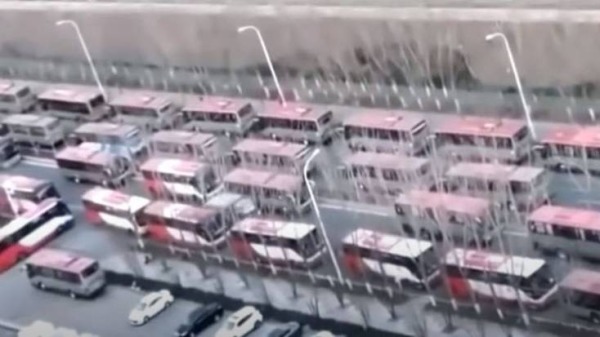 天津疫情大爆發社區住戶全拉走巴士塞滿整條街(視頻圖)