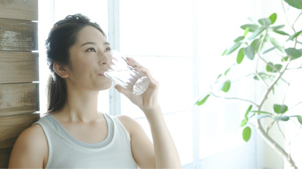 一个女人在喝水