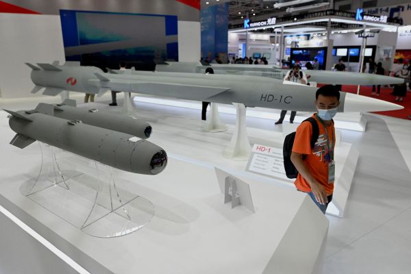 图为2021年9月28日在中国广东省珠海市举行的第十三届中国国际航空航天展览会上展示的超音速巡航导弹。（图片来源：NOEL CELIS/AFP via Getty Images）
