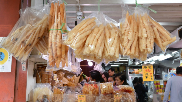 （上4圖）每逢黃曆新年，港人都喜歡去上環的「海味街」購年貨。（圖片來源：香港政府新聞處）