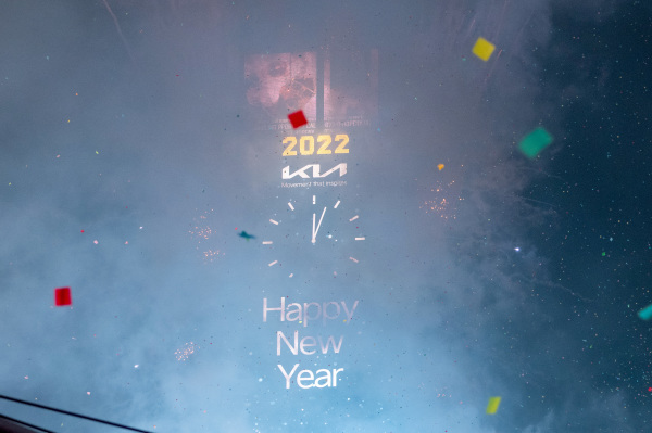 圖為2022年1月1日零時過後，美國紐約時代廣場上的亮燈儀式，一個巨型廣告牌顯示出“新年快樂”的字樣。（圖片來源：Alexi Rosenfeld/ Getty Images）