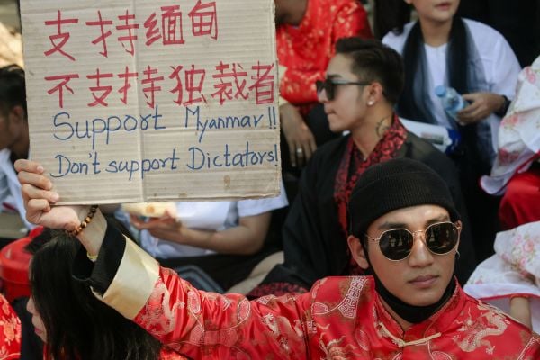 2021年2月11日，模特、演员和歌手白因（Paing Takhon）在中国驻仰光大使馆前举行的反对军事政变的示威游行中身着中国传统服装。